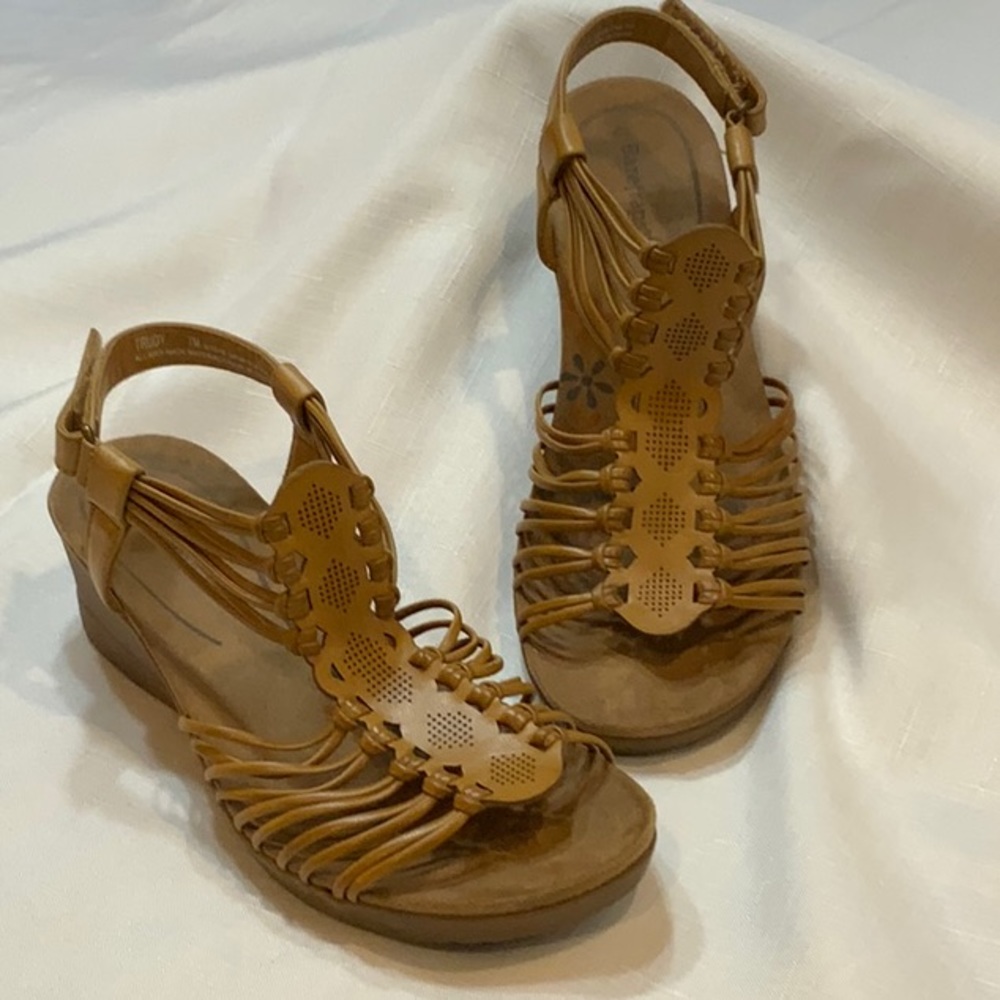 Bare Trap wedge Sandle, size 7M, tan